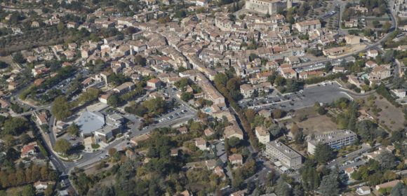 France, Alpes-de-Haute-Provence (04), Gréoux-les-Bains (vue aérienne)